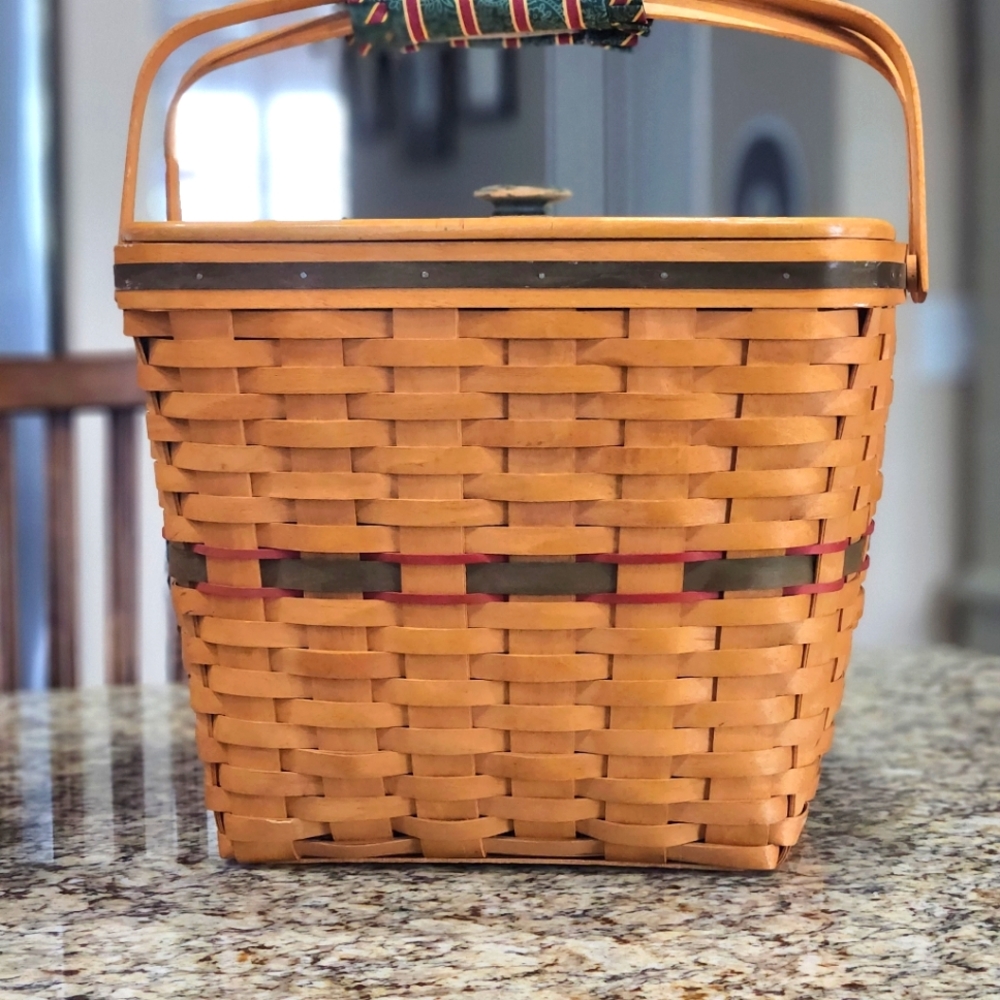 Longaberger Christmas Basket with Damaged Protective Liner And Wooden Lid
